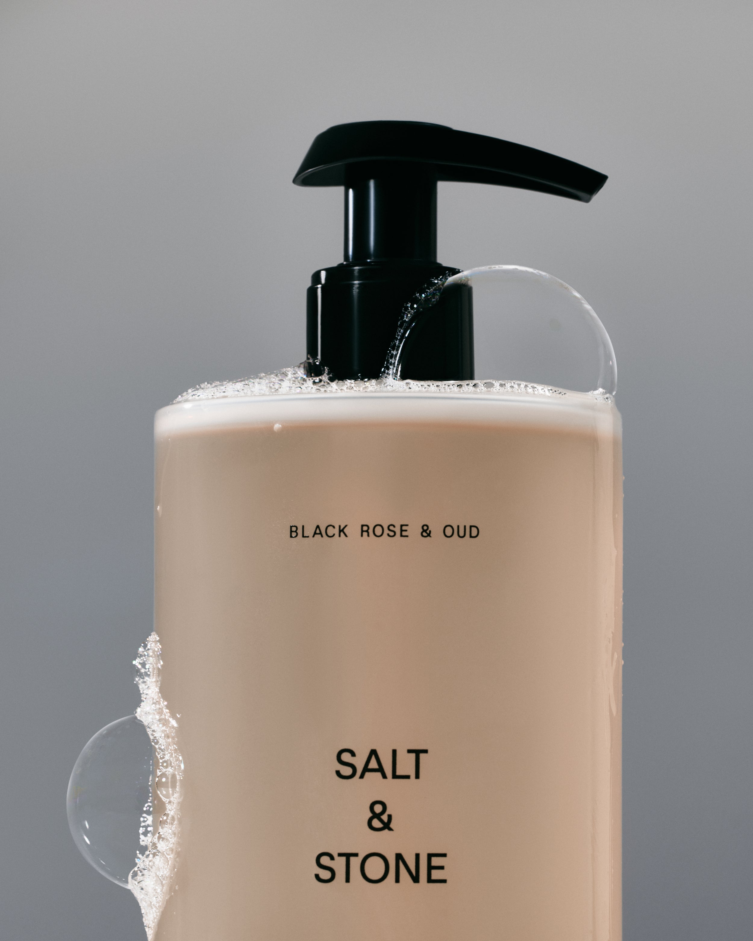 Salt & Stone Dušas želeja ar melno rozi, vetīveru un agarkoku I 450ml