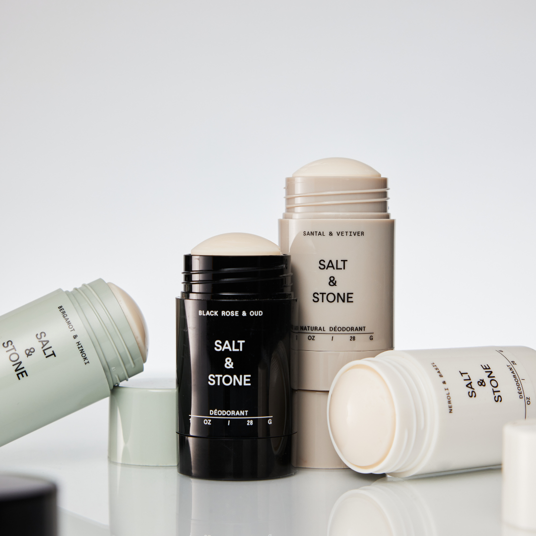 Salt & Stone Black Rose & Oud dabīgs krēmveida dezodorants bez alumīnija ar hialuronskābi un probiotikām ar melnās rozes, sandalkoka, ciedra un vetivera aromātu  I 75g